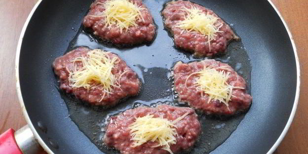 пышные котлеты из свиной печени и курицы с сыром