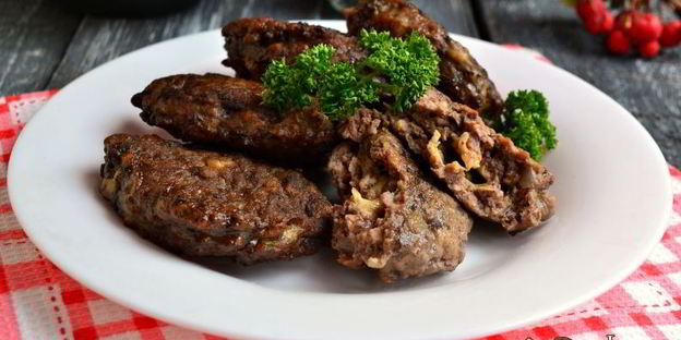 пышные котлеты из свиной печени и курицы с сыром