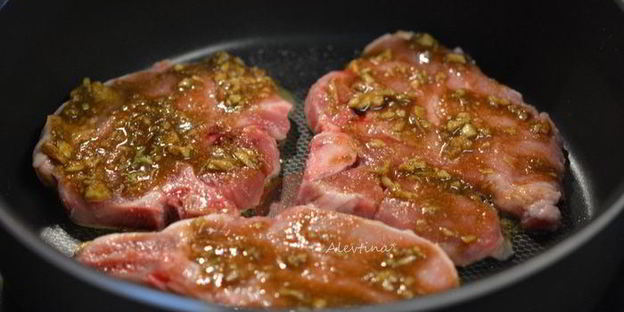 свиные котлеты на косточке по-быстрому