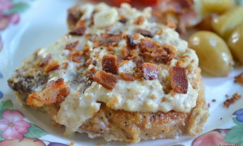 Рецепт свиных котлет со сливочным соусом и беконом