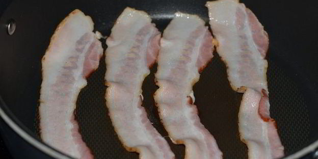 свиные котлеты со сливочным соусом и беконом