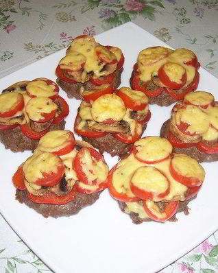 Запеченные котлеты с овощами и с сыром