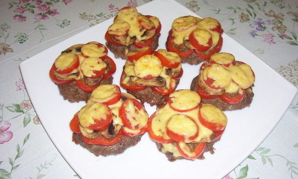 Рецепт запеченных котлет с овощами и с сыром