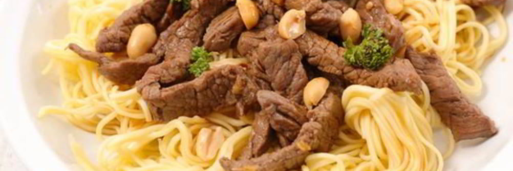 Лапша с говядиной и арахисом