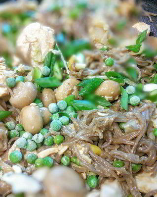 Лапша с курицей и овощами