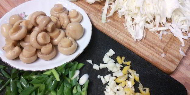 лапша с курицей и овощами