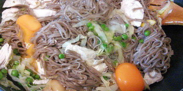 лапша с курицей и овощами