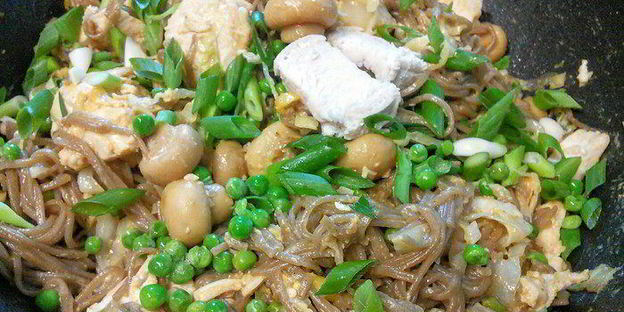 лапша с курицей и овощами