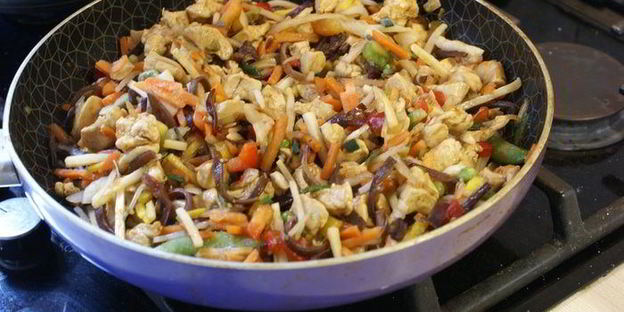 лапша с овощами и курицей по-китайски