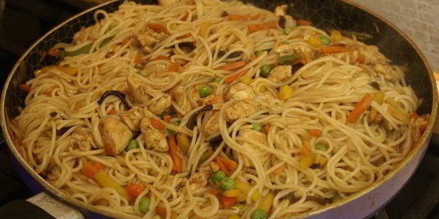 лапша с овощами и курицей по-китайски