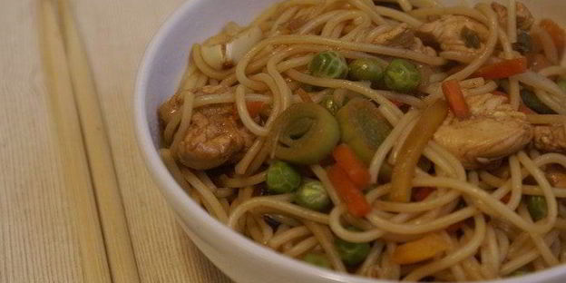 лапша с овощами и курицей по-китайски