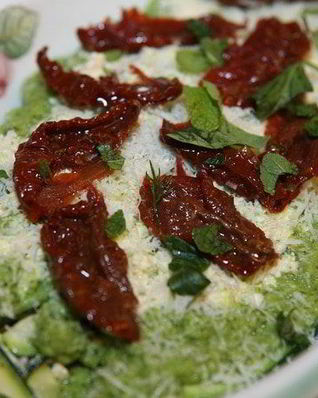 Лазанья из цукини с рикоттой и соусом песто