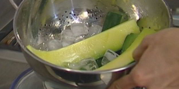 лазанья из цукини с рикоттой и соусом песто