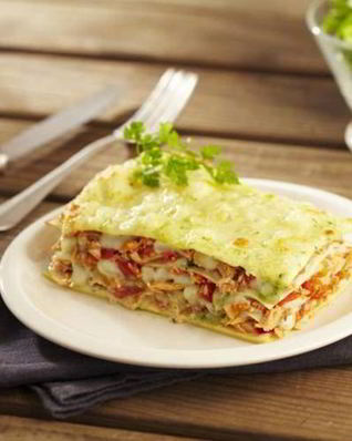 Лазанья из тунца и помидоров с сыром моцарелла