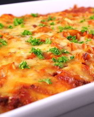 Лазанья с феттучини, фрикадельками, томатами и сыром