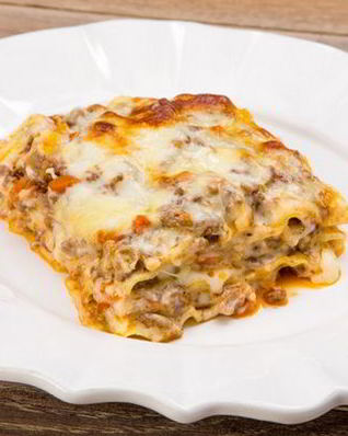 Лазанья с мясным фаршем, соусом и грибами