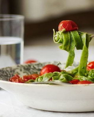 Домашняя паста со шпинатом и томатами