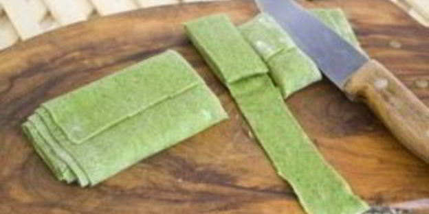 домашняя паста со шпинатом и томатами