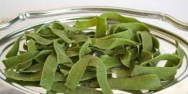 домашняя паста со шпинатом и томатами