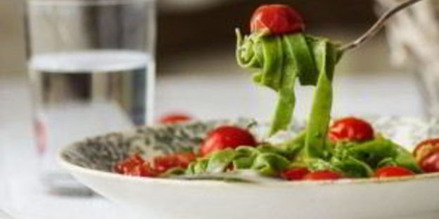 домашняя паста со шпинатом и томатами