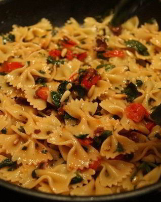 Макароны-бантики с помидорами, петрушкой и кедровыми орешками