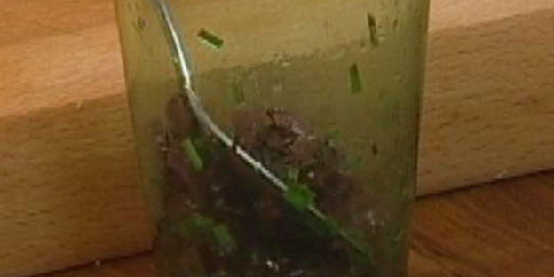 макароны-бантики с помидорами, петрушкой и кедровыми орешками