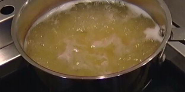 макароны-бантики с помидорами, петрушкой и кедровыми орешками