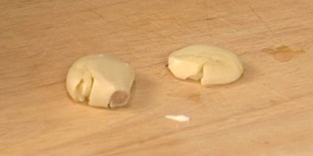 макароны-бантики с помидорами, петрушкой и кедровыми орешками