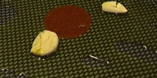 макароны-бантики с помидорами, петрушкой и кедровыми орешками