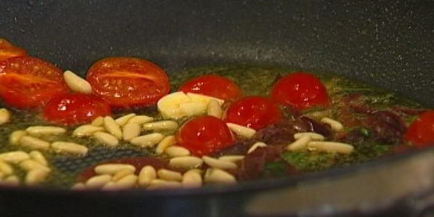 макароны-бантики с помидорами, петрушкой и кедровыми орешками