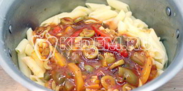 макароны перья с овощной подливой
