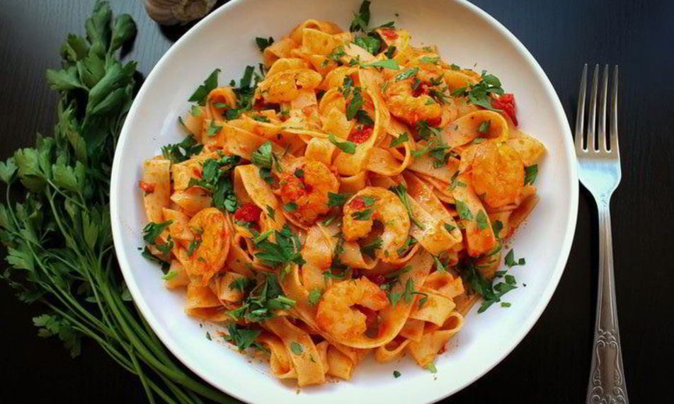 Рецепт пасты фетучини с креветками и томатами