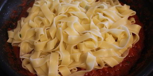 паста фетучини с креветками и томатами