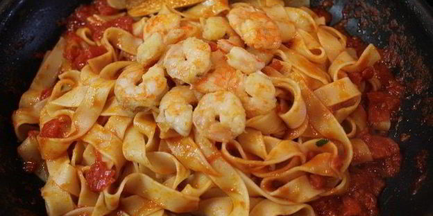 паста фетучини с креветками и томатами