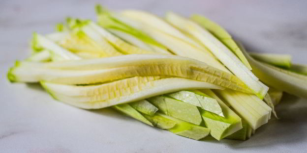 паста из кабачков с томатным соусом