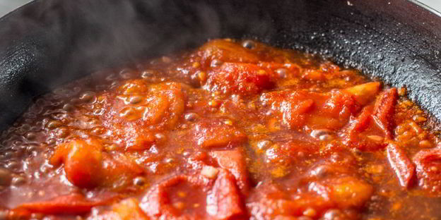 паста из кабачков с томатным соусом