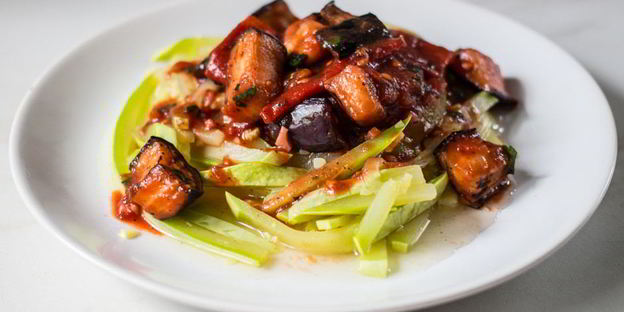 паста из кабачков с томатным соусом