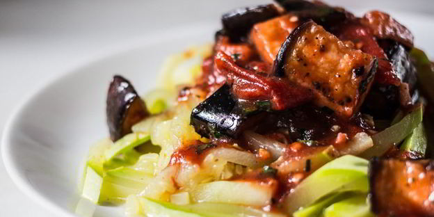 паста из кабачков с томатным соусом