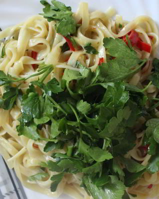 Паста с чесноком, чили и лимоном