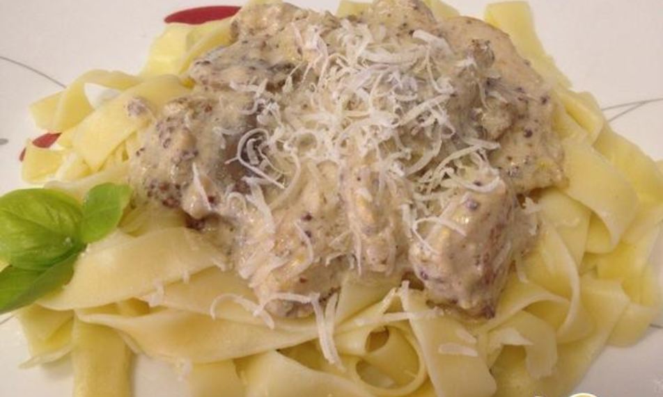 Рецепт пасты с грибами и курицей в винно-горчичном соусе