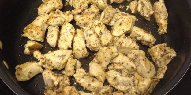 паста с грибами и курицей в винно-горчичном соусе