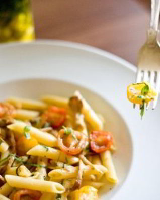 Паста с грибами и помидорами