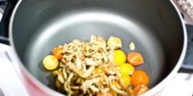 паста с грибами и помидорами