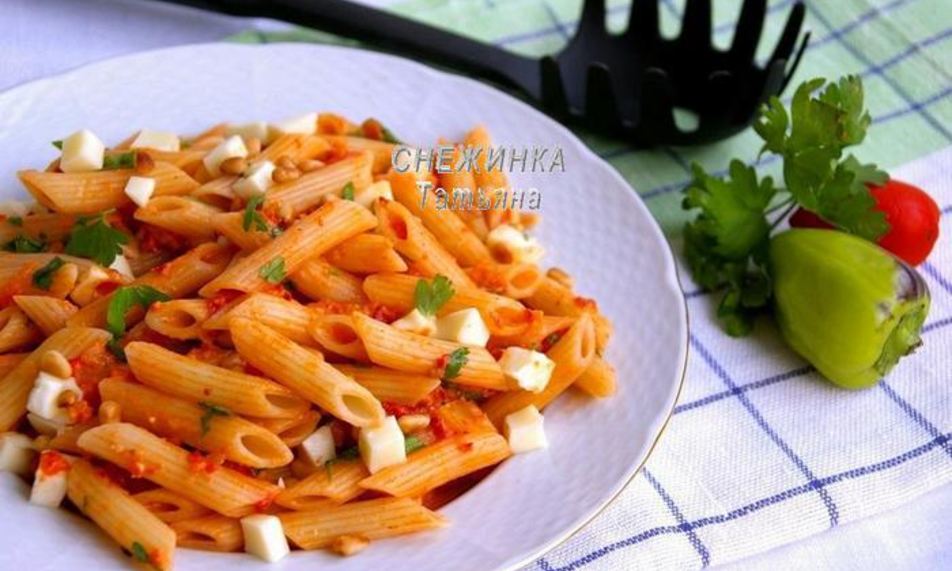 Рецепт паста с красным соусом, моцареллой и кедровыми орешками