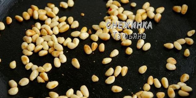 паста с красным соусом, моцареллой и кедровыми орешками