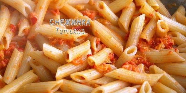 паста с красным соусом, моцареллой и кедровыми орешками