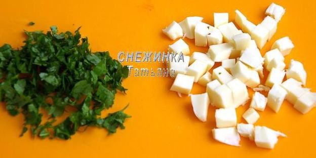 паста с красным соусом, моцареллой и кедровыми орешками