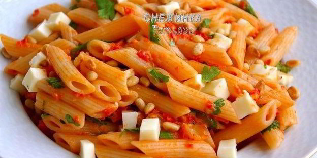 паста с красным соусом, моцареллой и кедровыми орешками