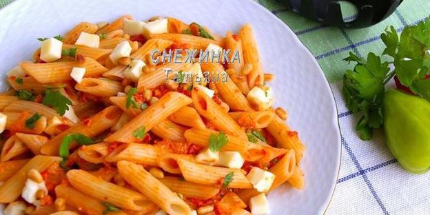 паста с красным соусом, моцареллой и кедровыми орешками