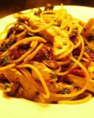 Паста с курицей, маслинами и вялеными помидорами